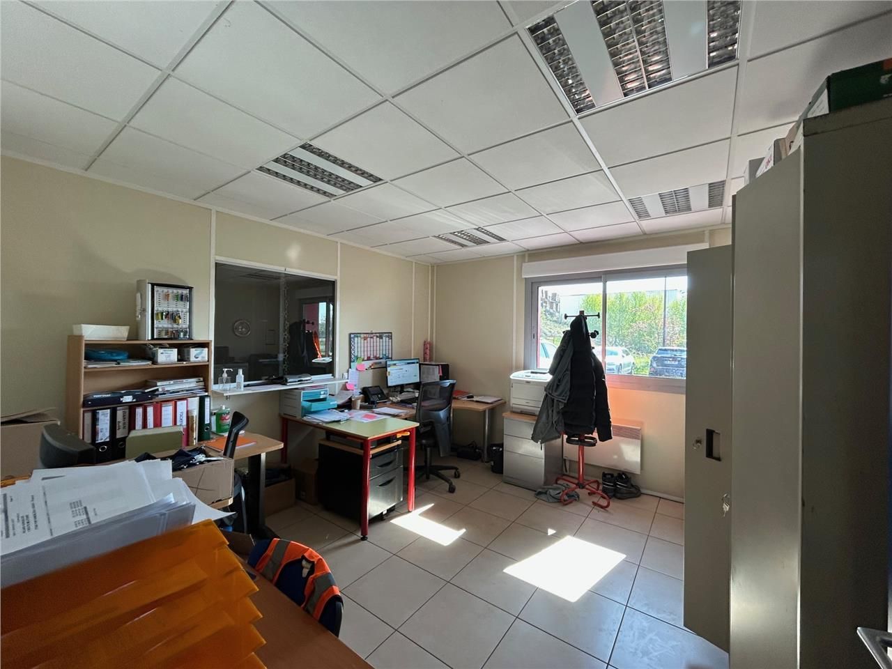 A VENDRE - LOCAUX D'ACTIVITÉ - 1260 M2 - SAINT-QU