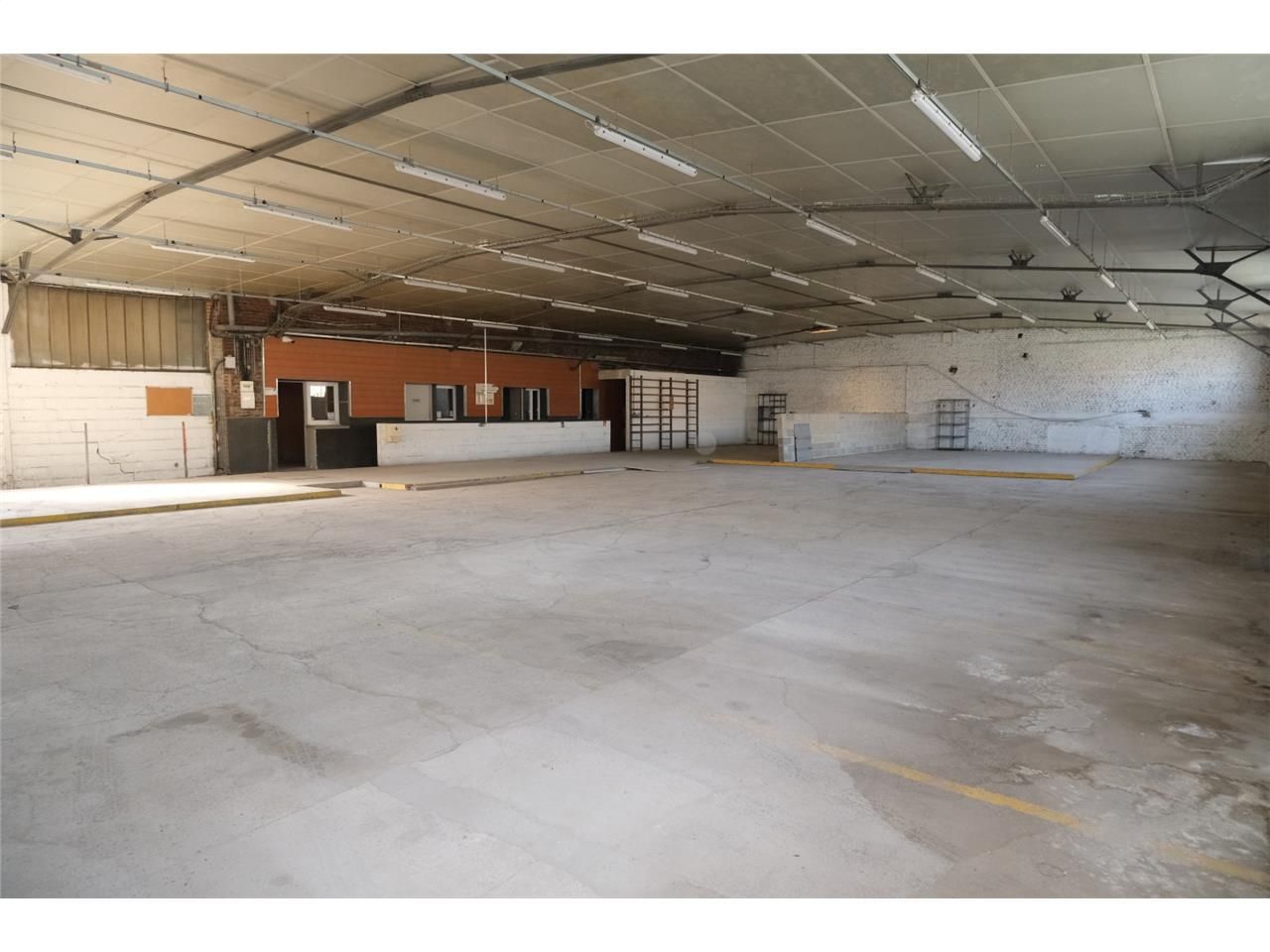 A LOUER - LOCAUX D'ACTIVITÉ - 650 M2- SAINT-QUENT