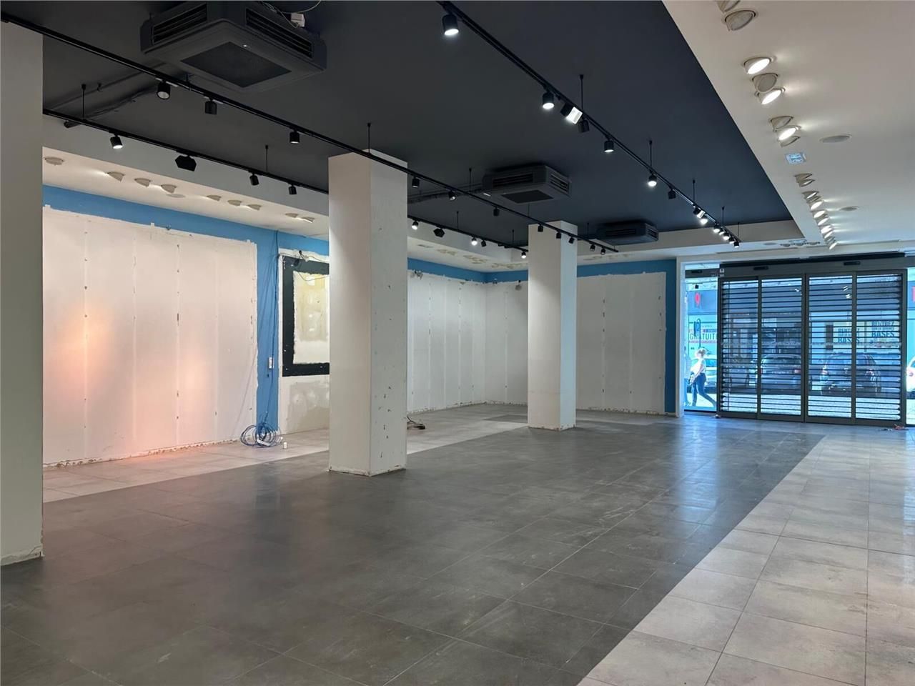 ARTHUR LOYD propose à la location des locaux comm