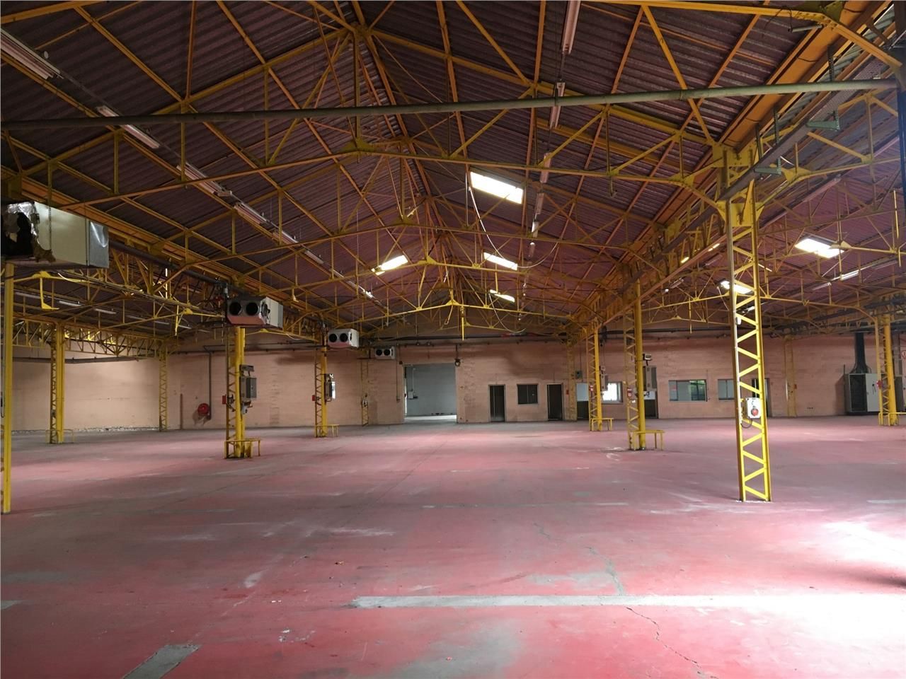 LOCAUX D'ACTIVITÉ A LOUER : A proximité immédiate