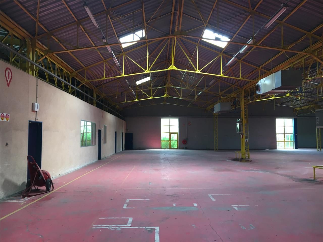 LOCAUX D'ACTIVITÉ A LOUER : A proximité immédiate