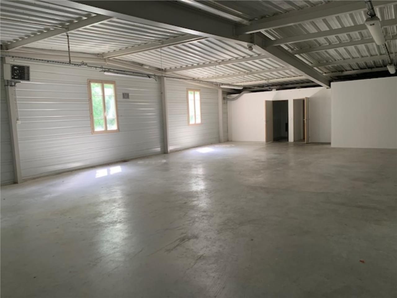 Situé en zone commerciale, ARTHUR LOYD vous propo