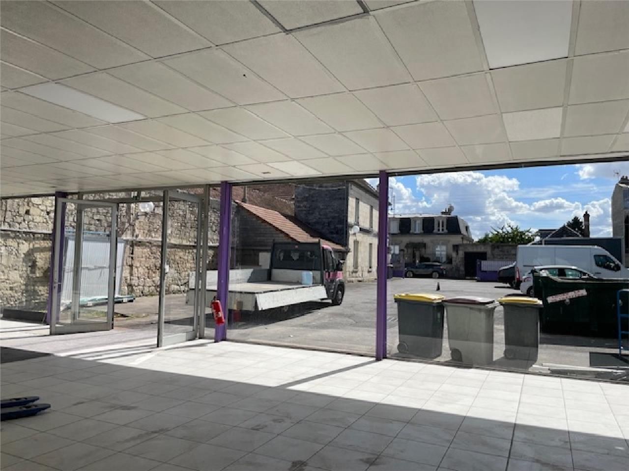 Nouveauté - Local commercial de 1050 m2 avec accè