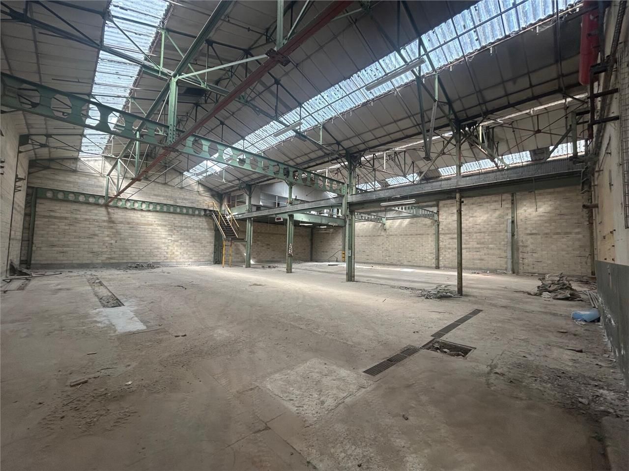 A LOUER - LOCAUX D'ACTIVITÉS  - 965 M2 - SAINT-QU