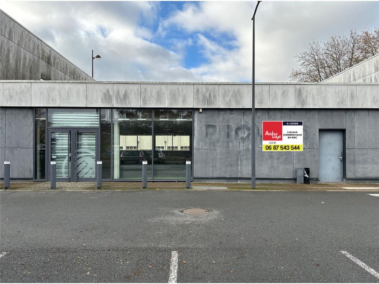 A LOUER  - LOCAL COMMERCIAL - 231 M2 - SAINT-QUEN