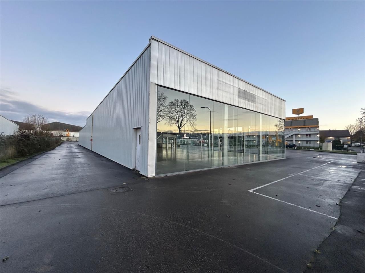 A VENDRE - LOCAUX COMMERCIAUX - 1450 M2 - SAINT-Q