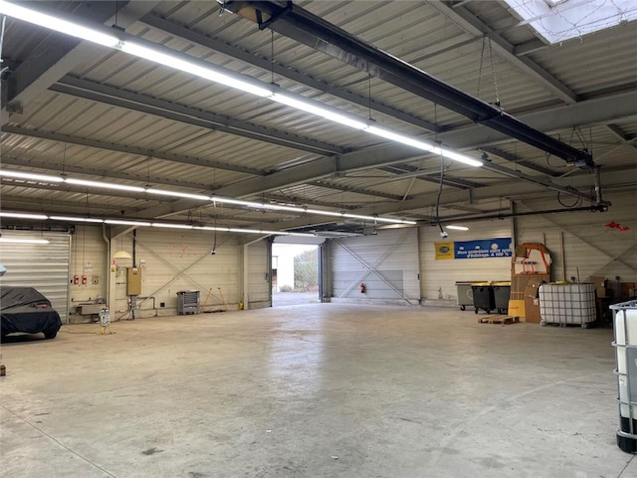 Local de stockage/atelier de 530 m2 à louer à Soi