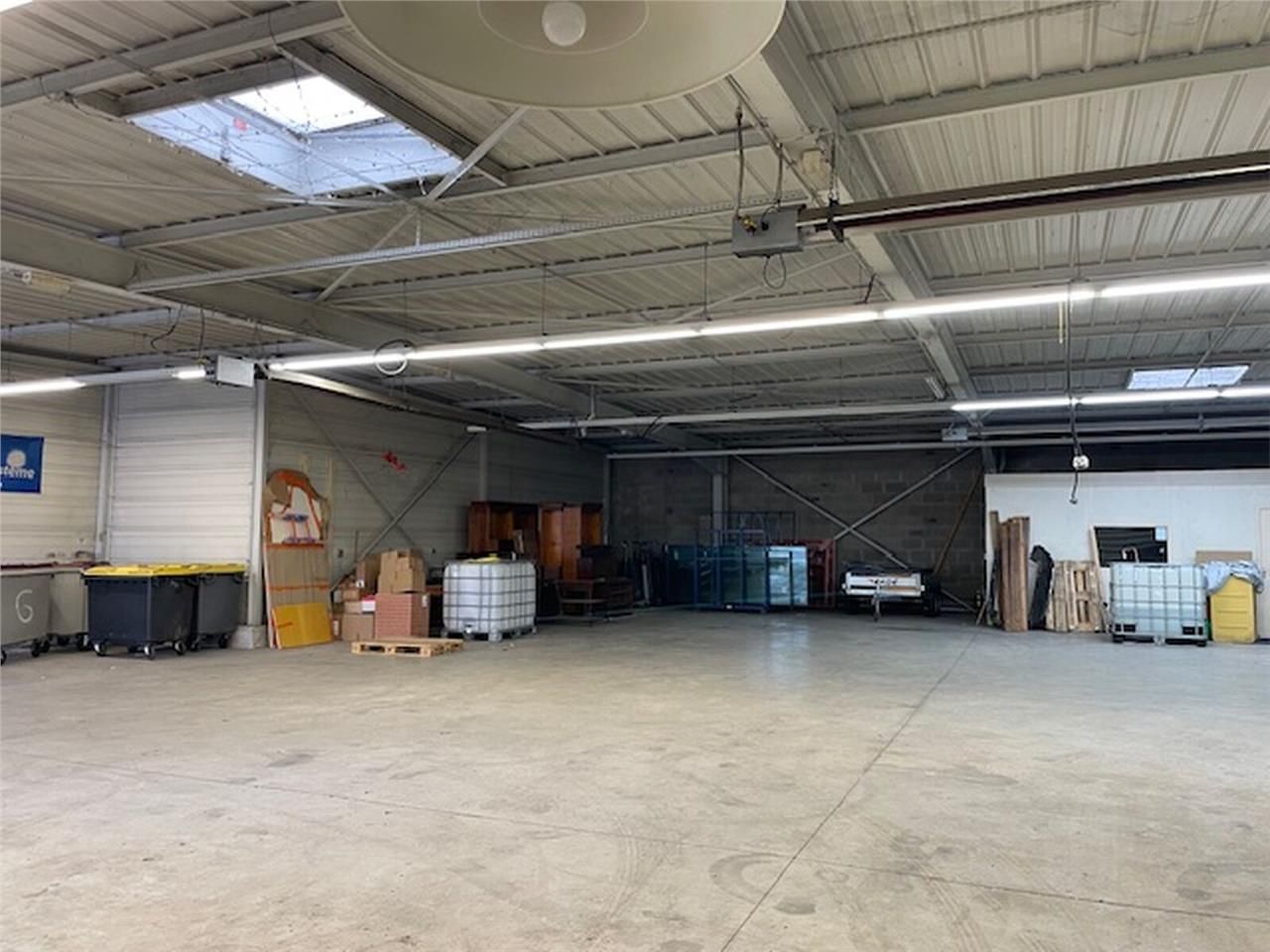 Local de stockage/atelier de 530 m2 à louer à Soi