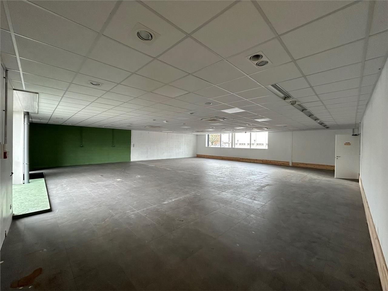 A VENDRE  - LOCAL COMMERCIAL - 231 M2 - SAINT-QUE