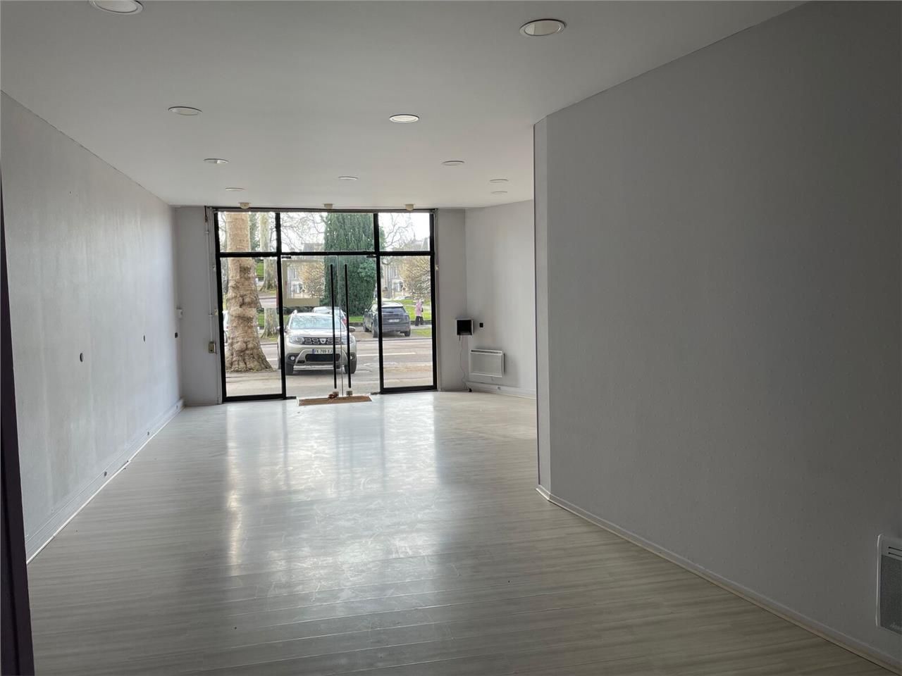 LOCAL A LOUER 104 m2 - axe passant - rond point p