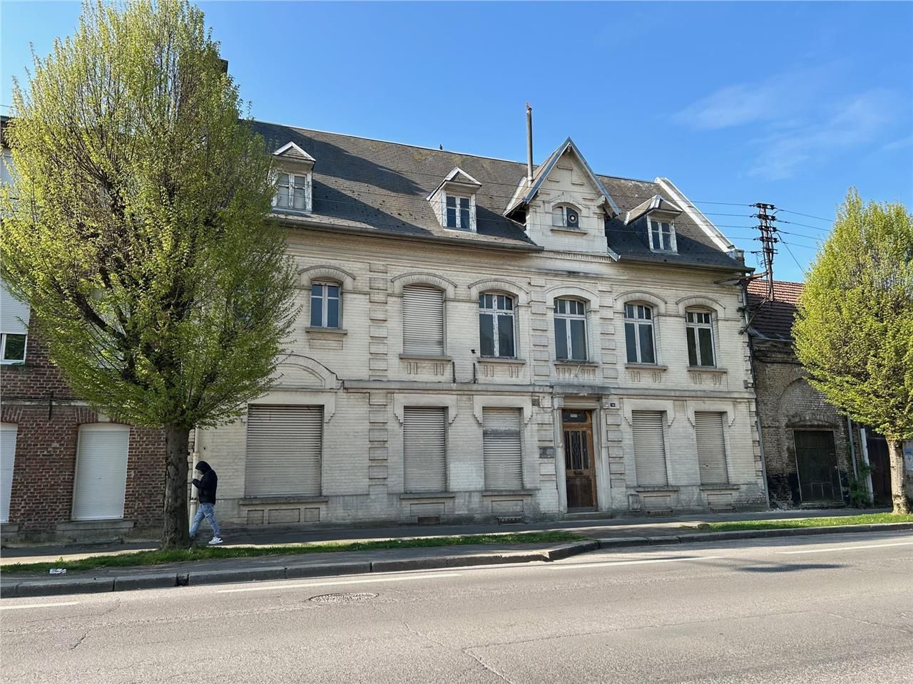 A VENDRE - IMMEUBLE DE BUREAUX AVEC JARDIN - 385 