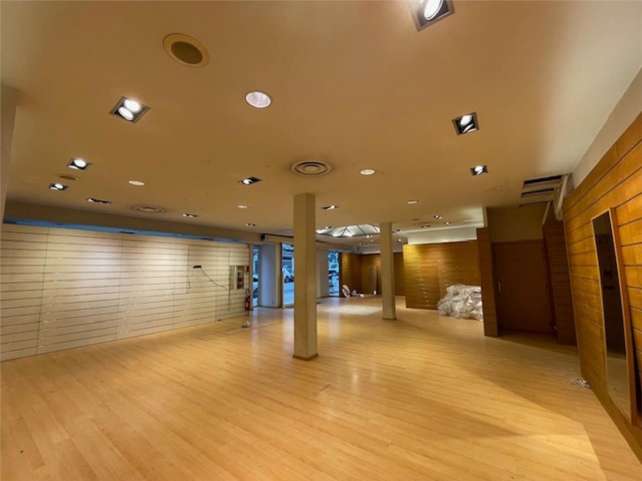 Arthur Loyd vous propose un local commercial de 1