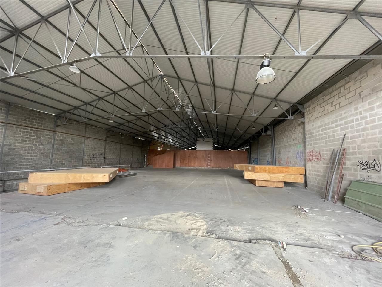 A VENDRE - LOCAL D'ACTIVITÉ  - 575 M2 - SAINT-QUE