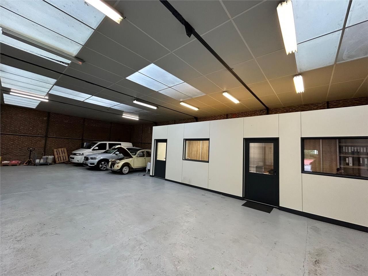 A LOUER - LOCAUX D'ACTIVITÉ - 349 M2 - SAINT-QUEN