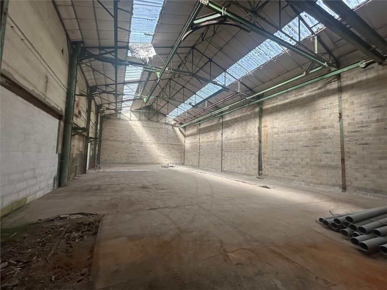 A VENDRE - LOCAUX D'ACTIVITÉS  - 450 M2  - SAINT-