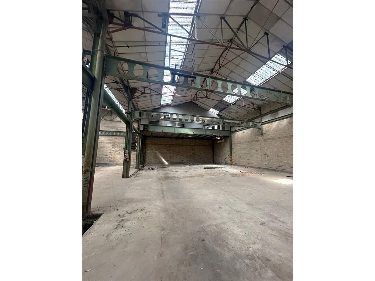 A VENDRE - LOCAUX D'ACTIVITÉS  - 965 M2 - SAINT-Q