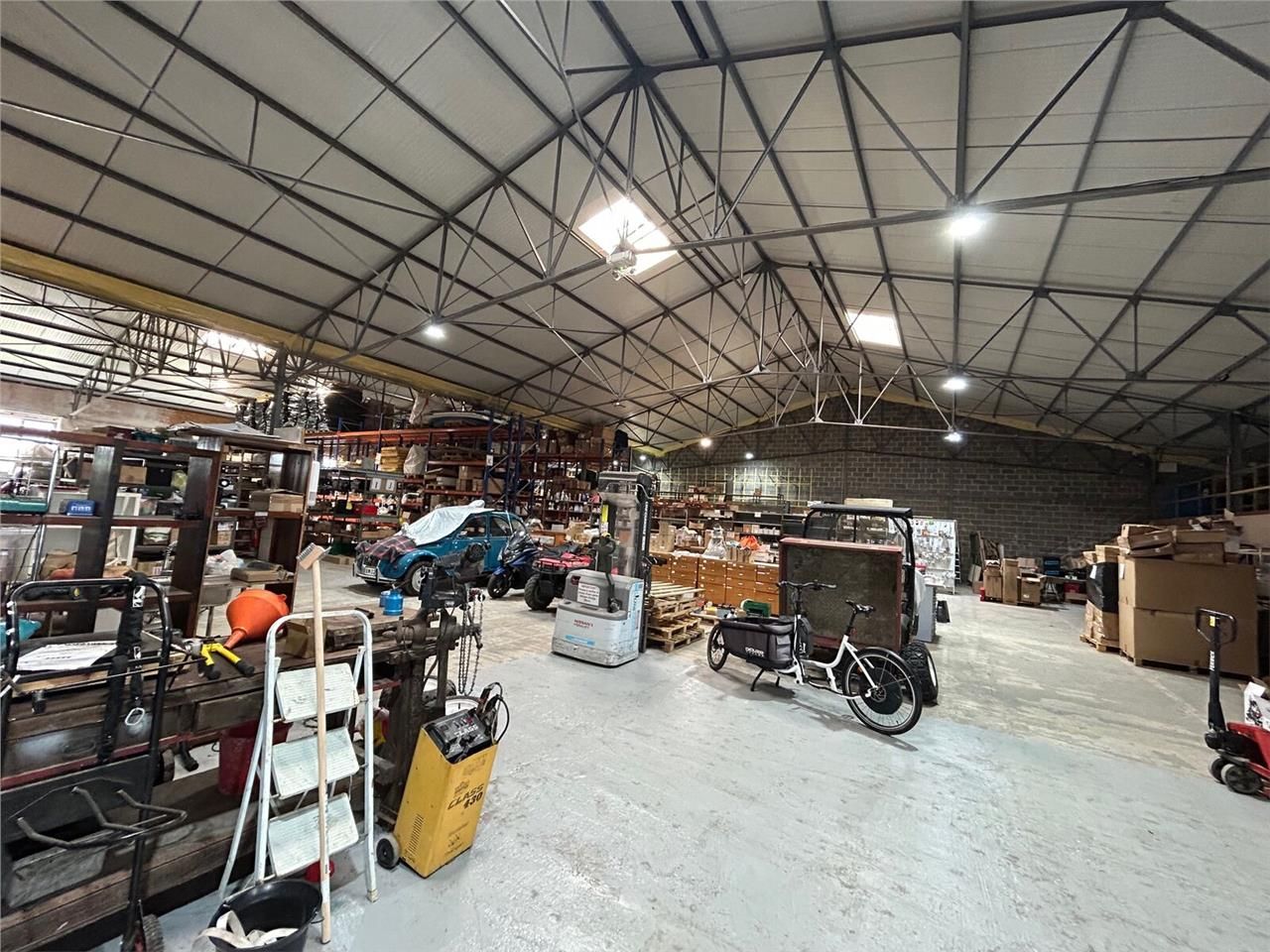 A VENDRE - LOCAL D'ACTIVITÉ  - 1261 M2 - SAINT-QU