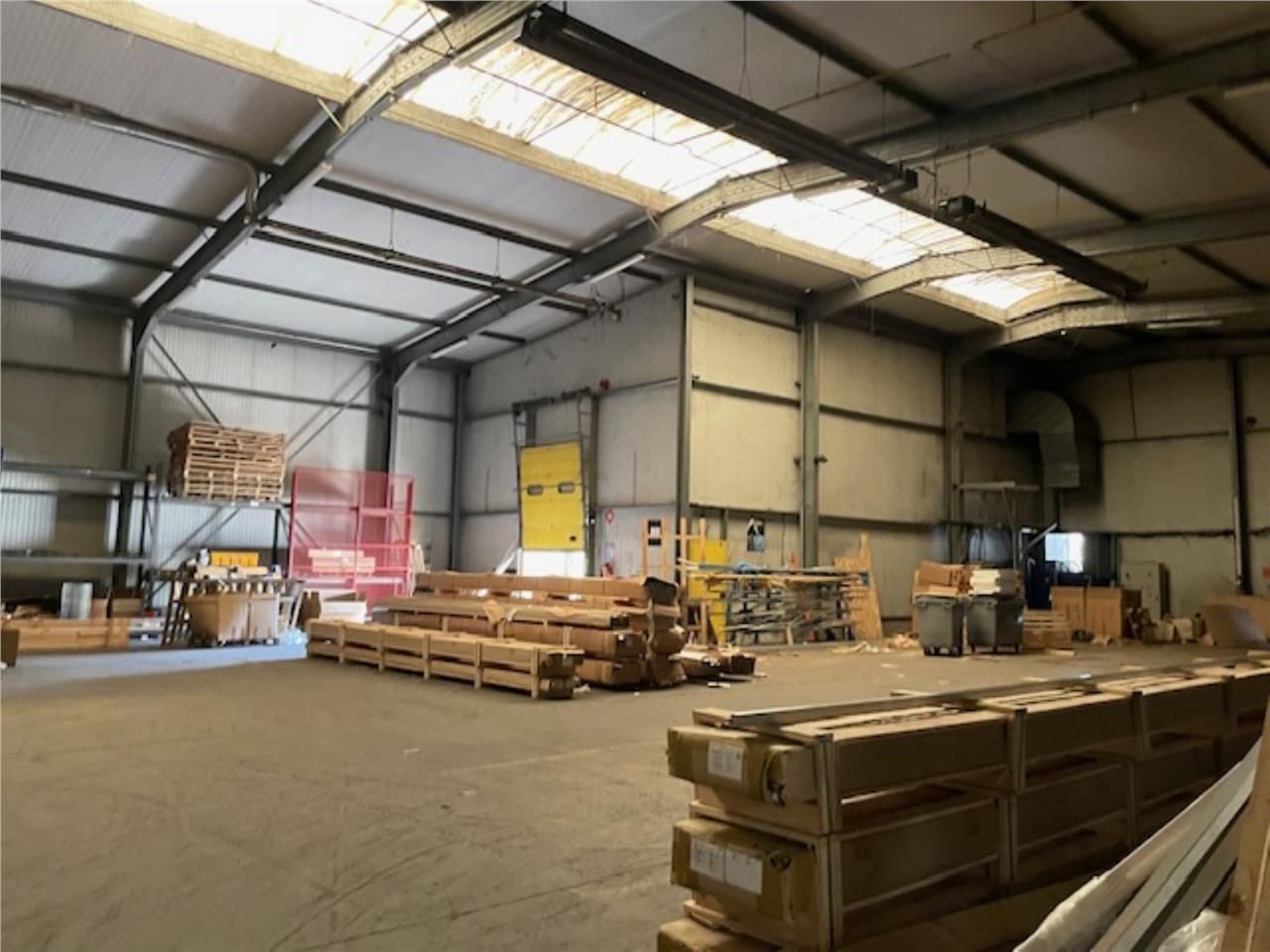 LOCAL D'ACTIVITE / ENTREPÔT de 860 m2 à louer à V