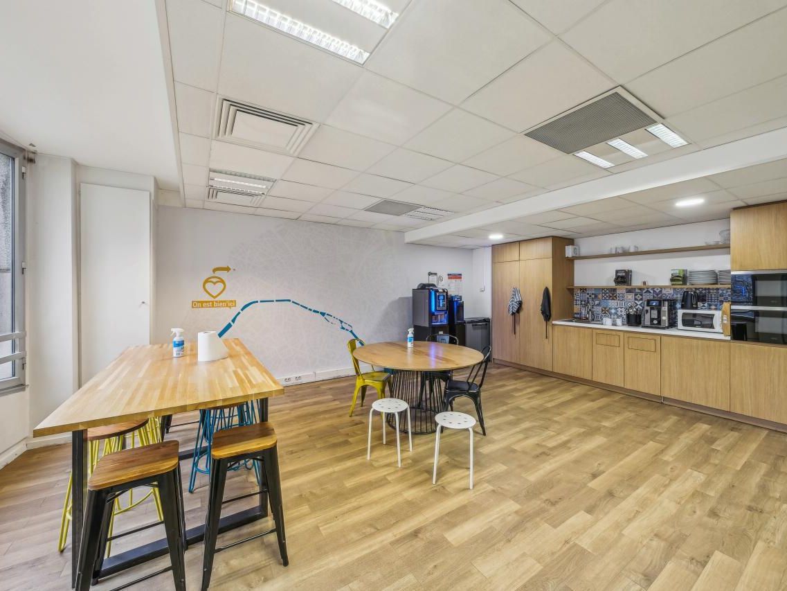902.8 m² pour ce bureaux en location à Paris