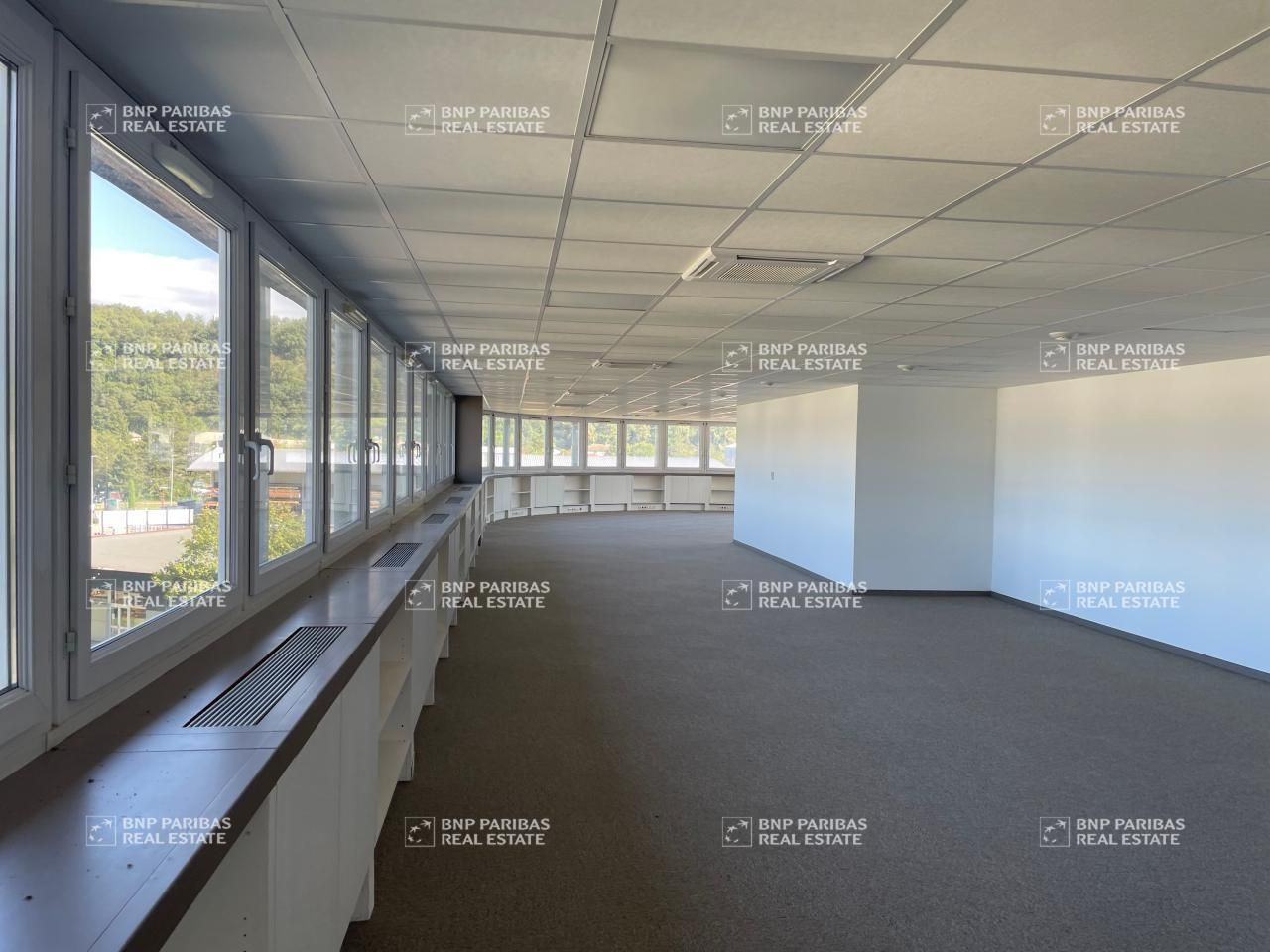 1448 m² pour ce bureaux en location à Varces-allières-et-risset