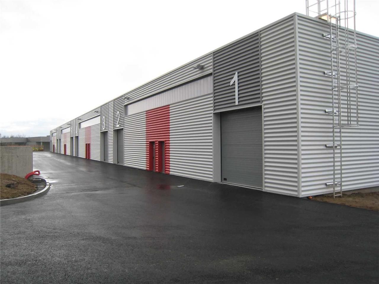 Bâtiment à usage d'activités sur un terrain d'emp