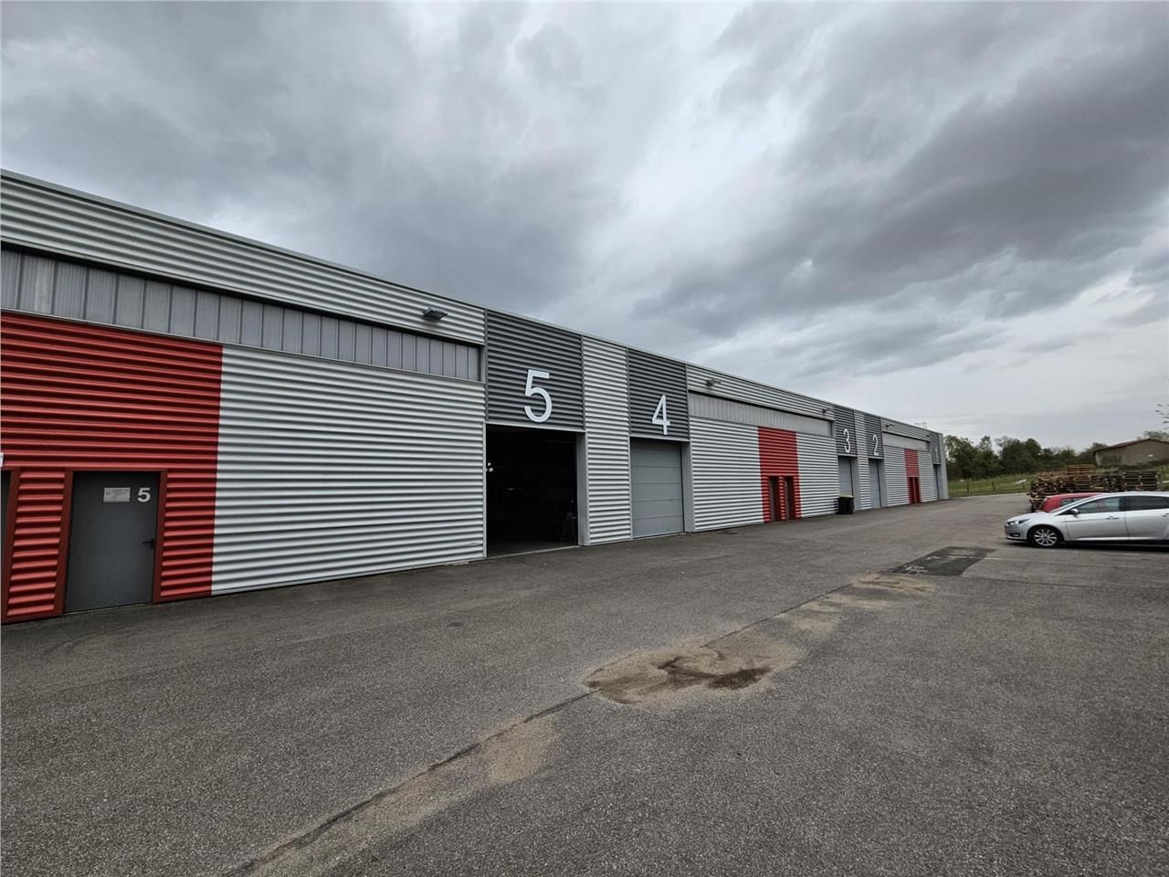 Bâtiment à usage d'activités sur un terrain d'emp