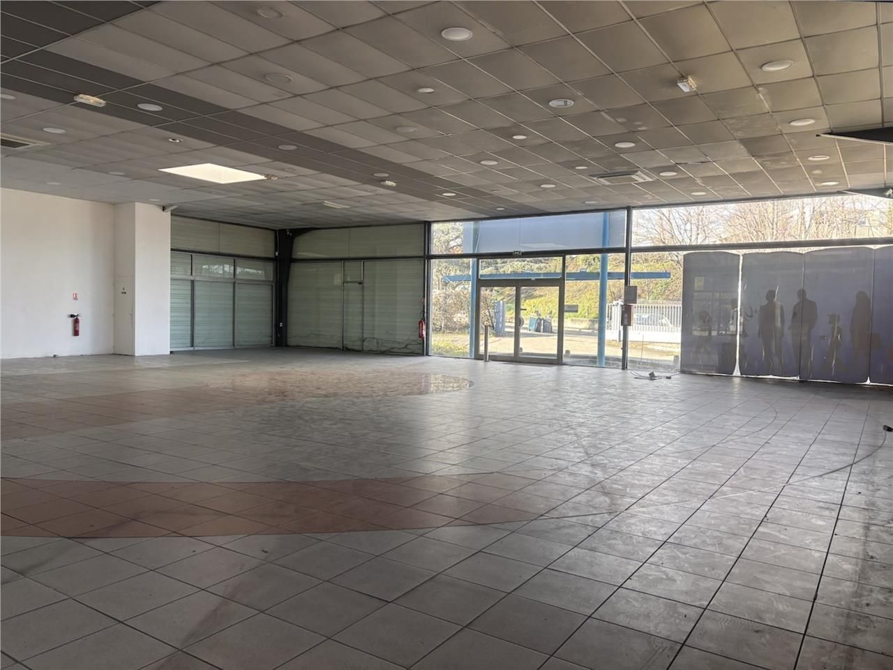 À LOUER - Local d'activités de 1 540 m² avec show