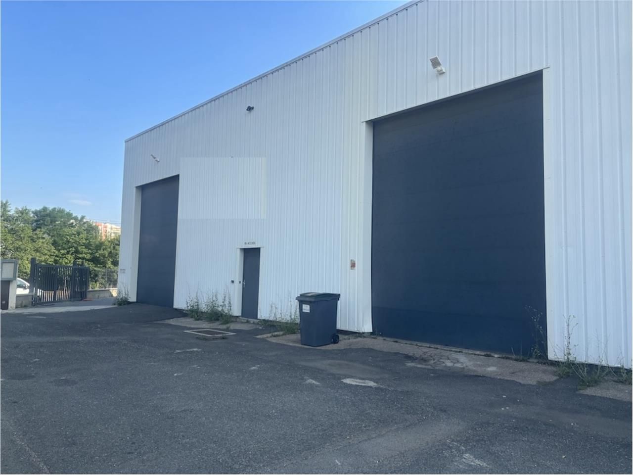 À LOUER : Local d'activité avec cour privative in