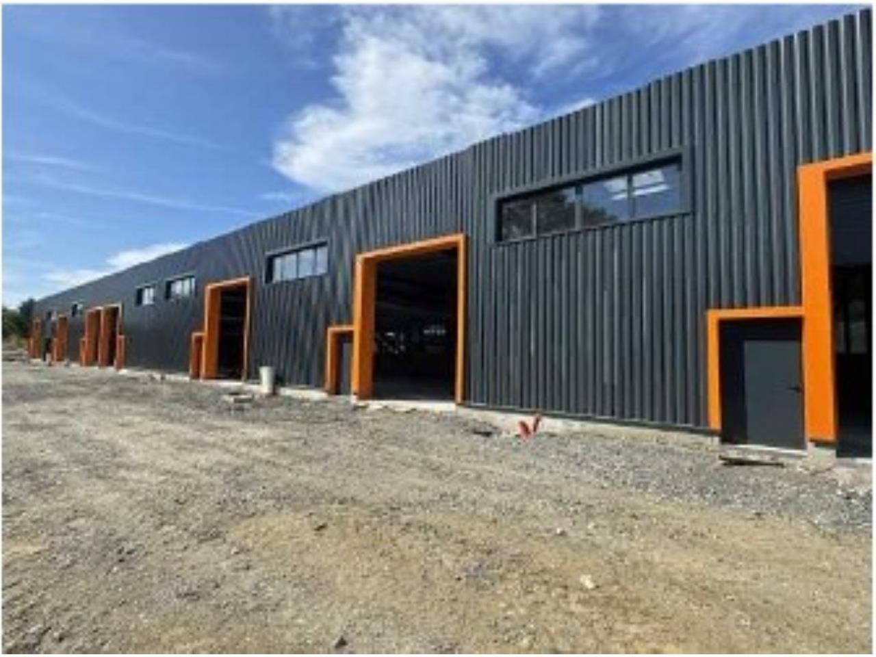 Locaux d'activité neufs d'environ 1 345 m² à la v