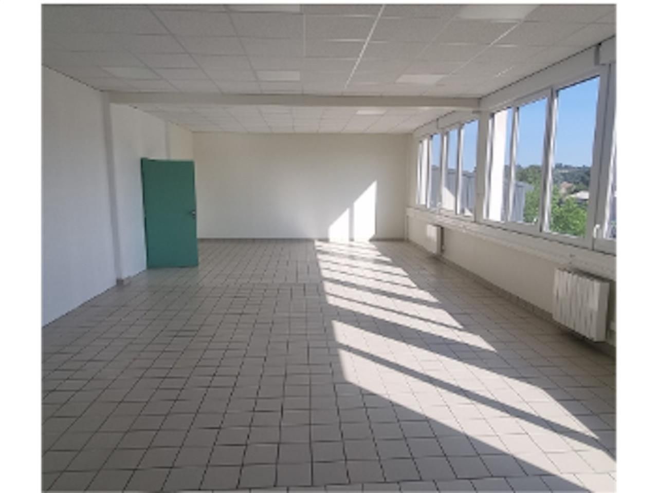 A louer bureaux au 1er étage d'un bâtiment R+1.  