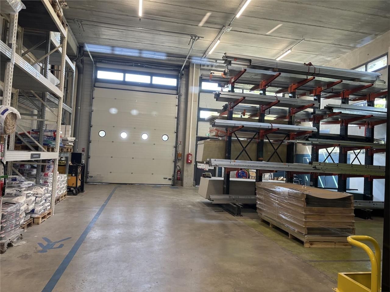 À VENDRE : Bâtiment d'activité de 1 565 m² clos e