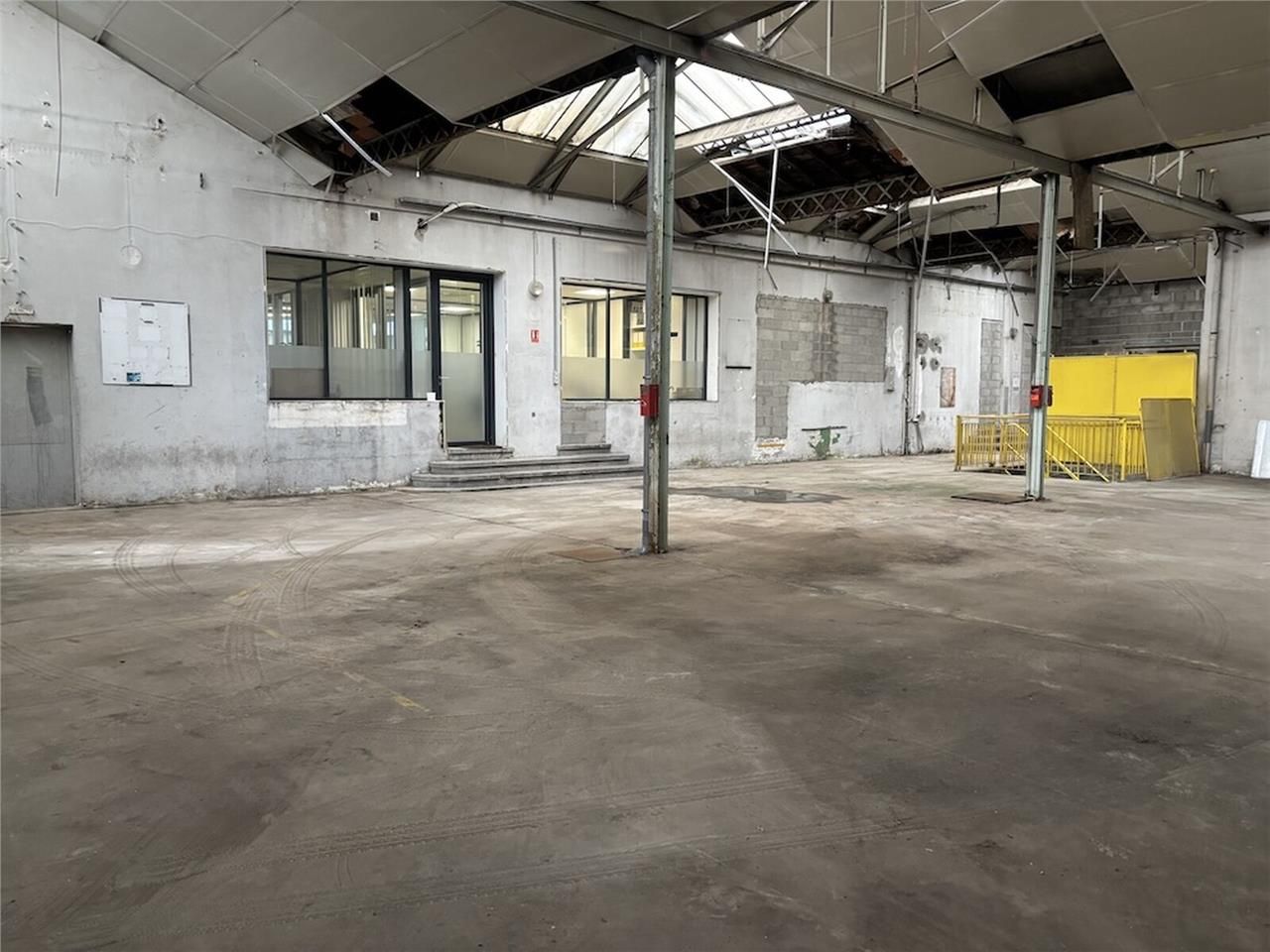 À VENDRE : Locaux d'activités avec bureaux en faç