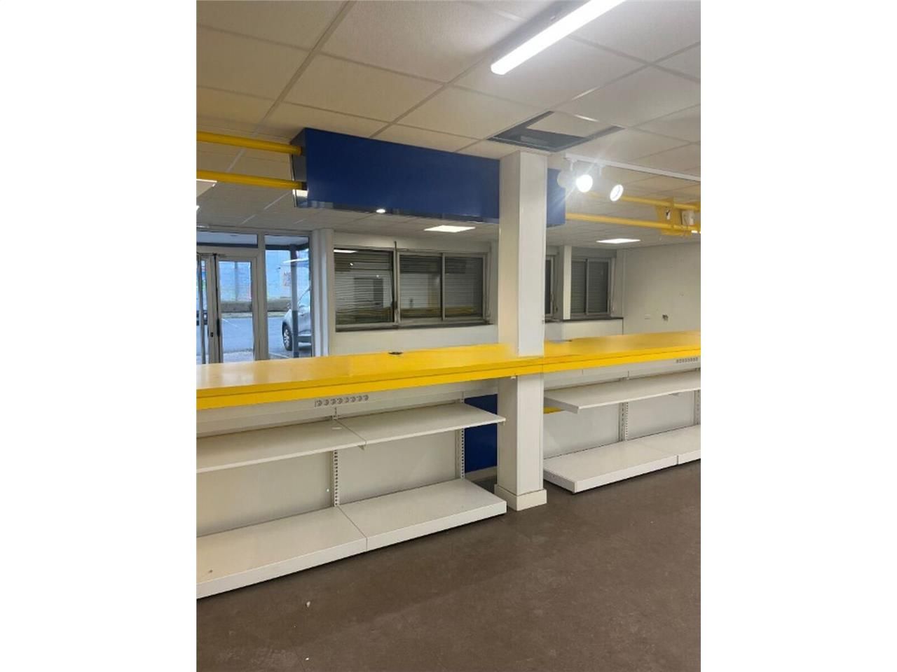 À LOUER : Local commercial de 360 m² dont 220 m² 