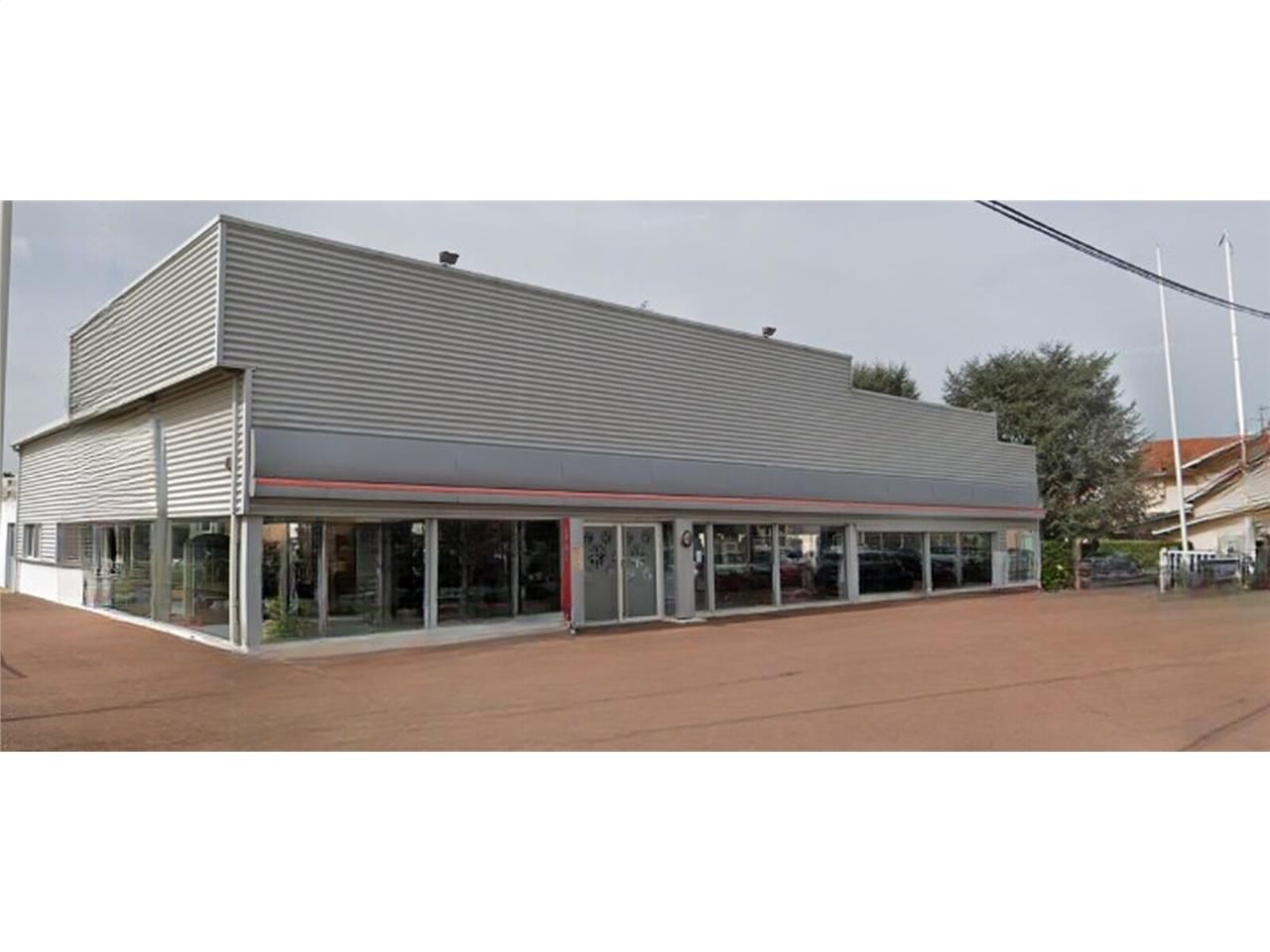 À VENDRE : Local commercial 900 m² show-room + at
