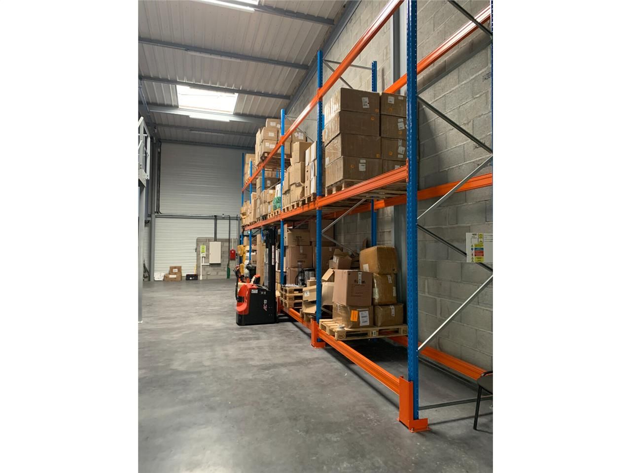 À VENDRE : Locaux d'activités de 360 m² + 6 place