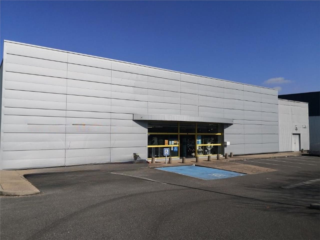 À LOUER : Local commercial de 547 m², idéalement