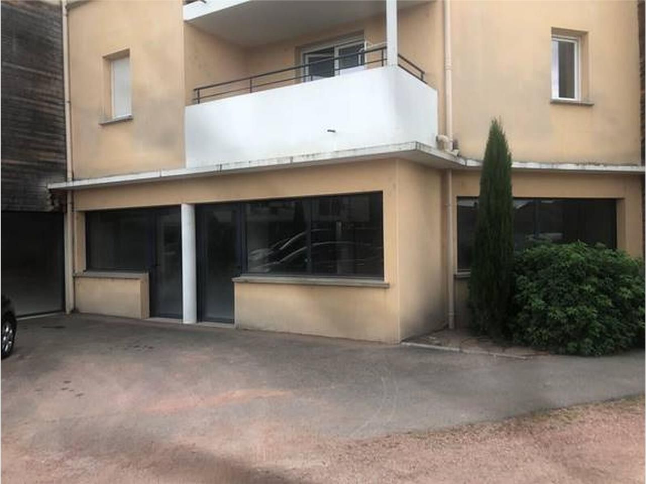 Murs commerciaux livrés brut avec vitrines  Certa