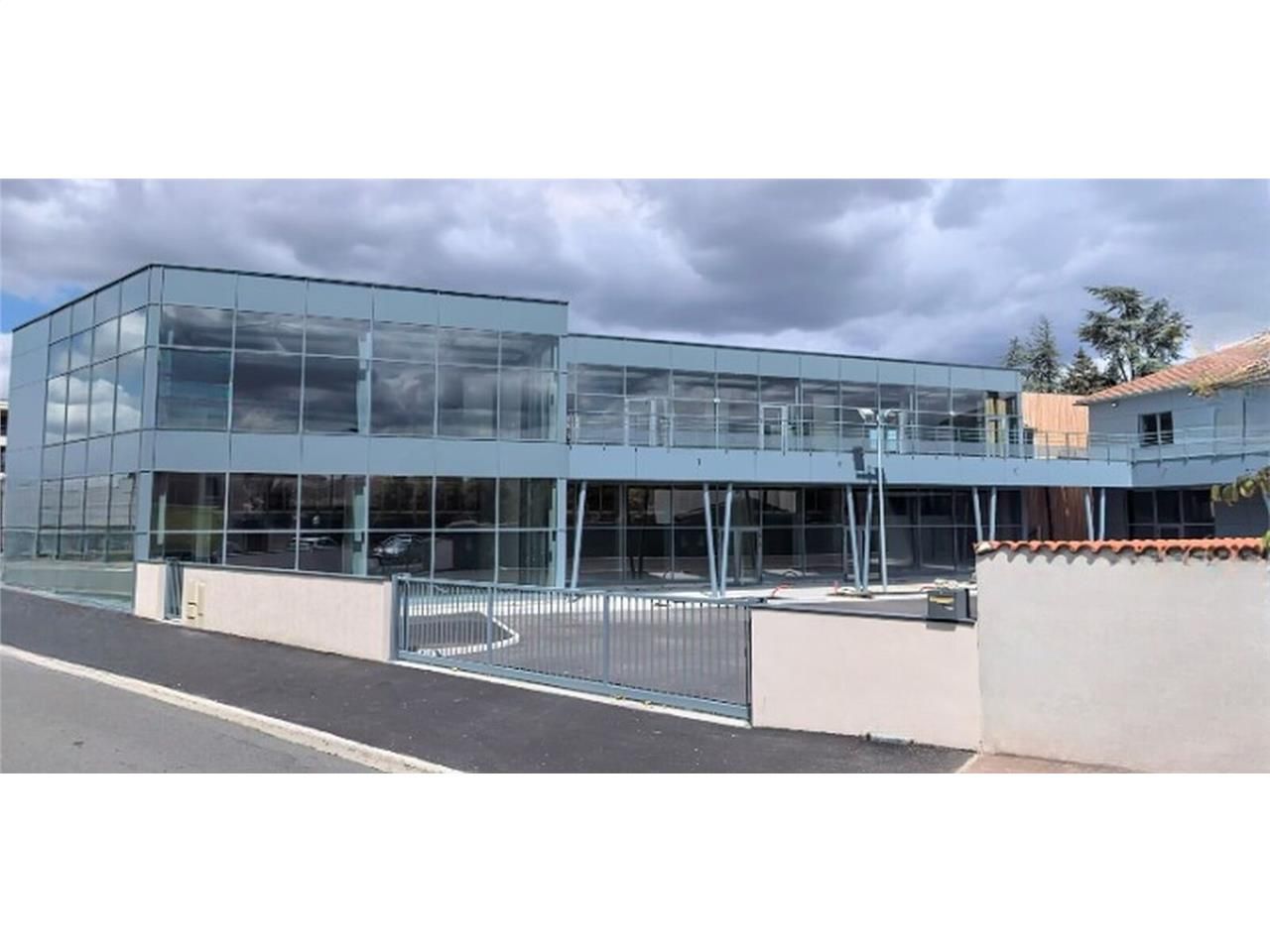 Ensemble de locaux commerciaux neufs dont 2 lots 