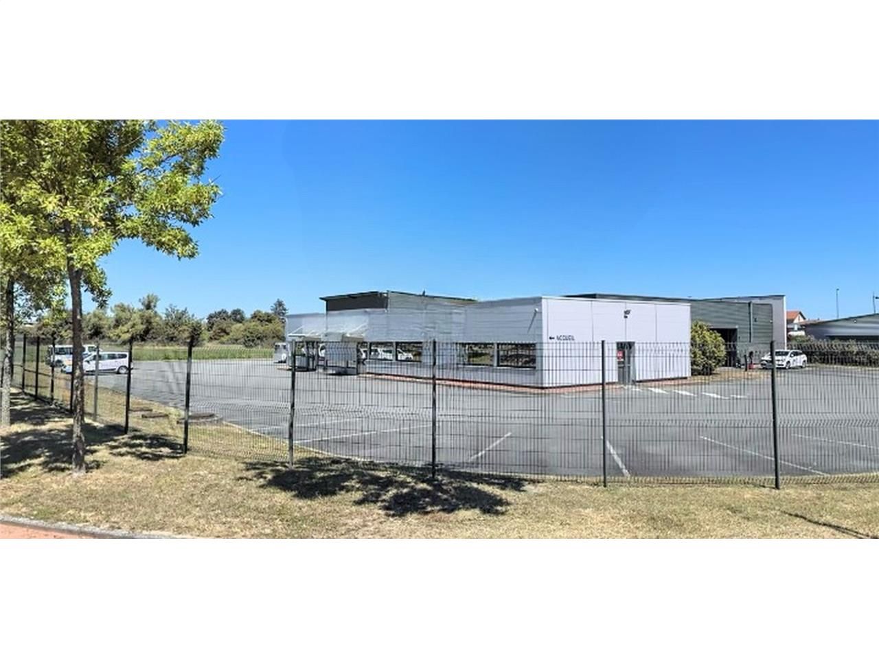 Immeuble bâti à vocation d'activité comprenant : 