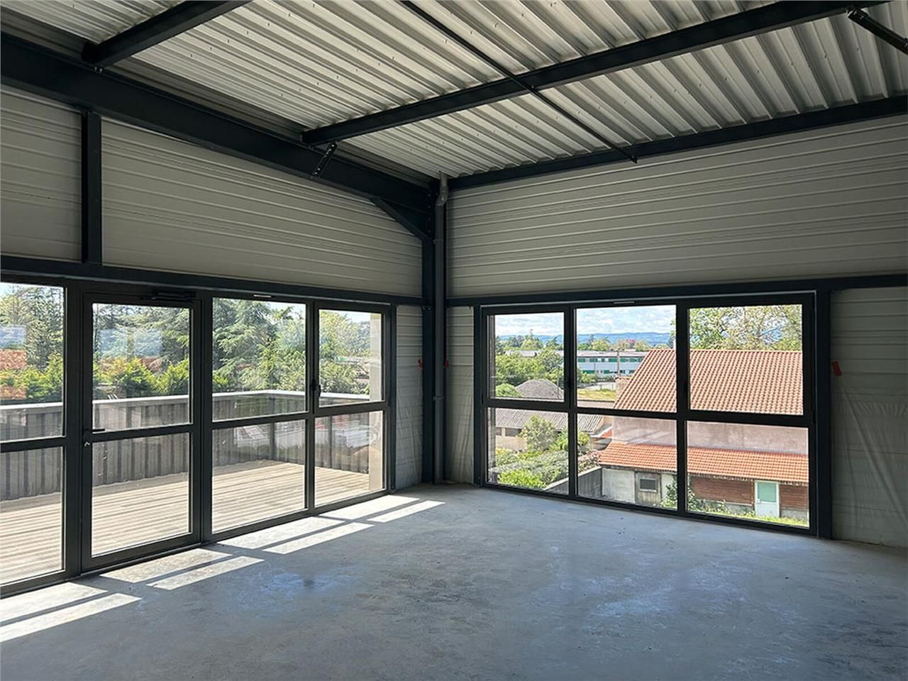 Situé dans une zone commerciale à 5 minutes en vo