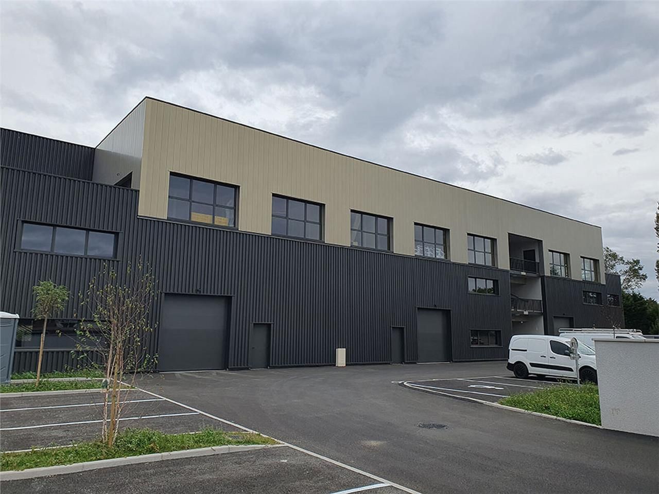 Situé dans une zone commerciale à 5 minutes en vo