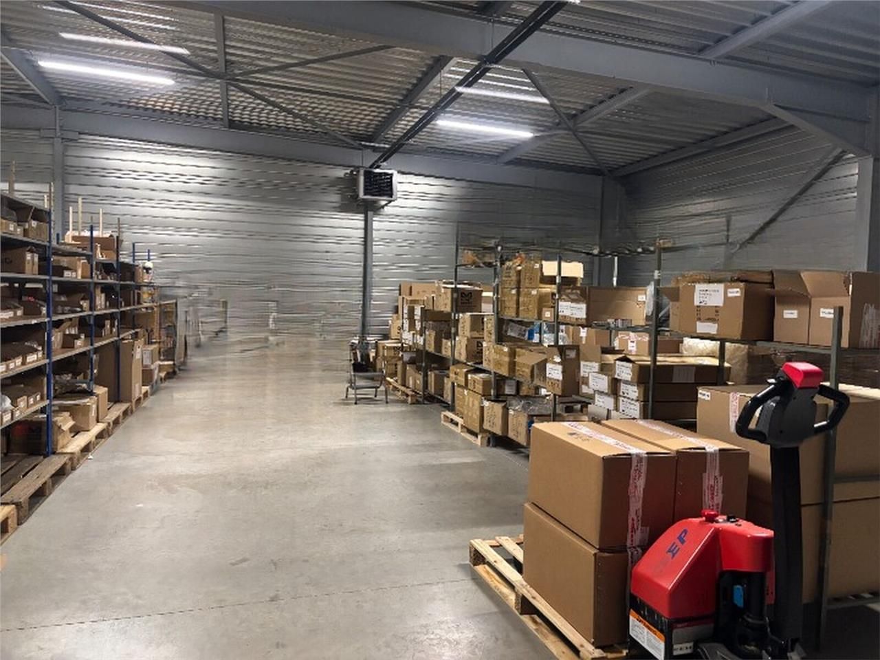 Sur terrain clos et enrobé, à toute proximité de 