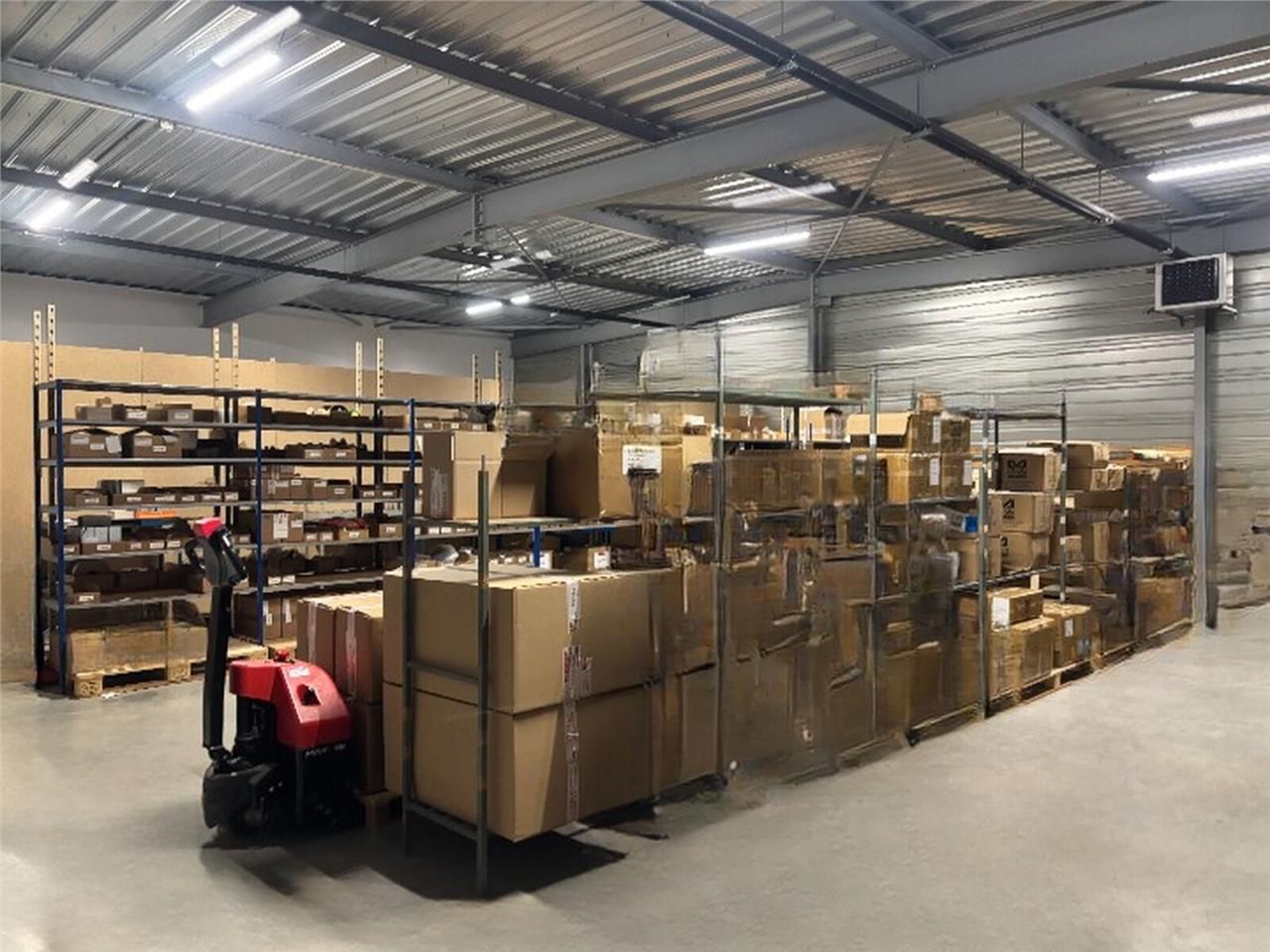 Sur terrain clos et enrobé, à toute proximité de 