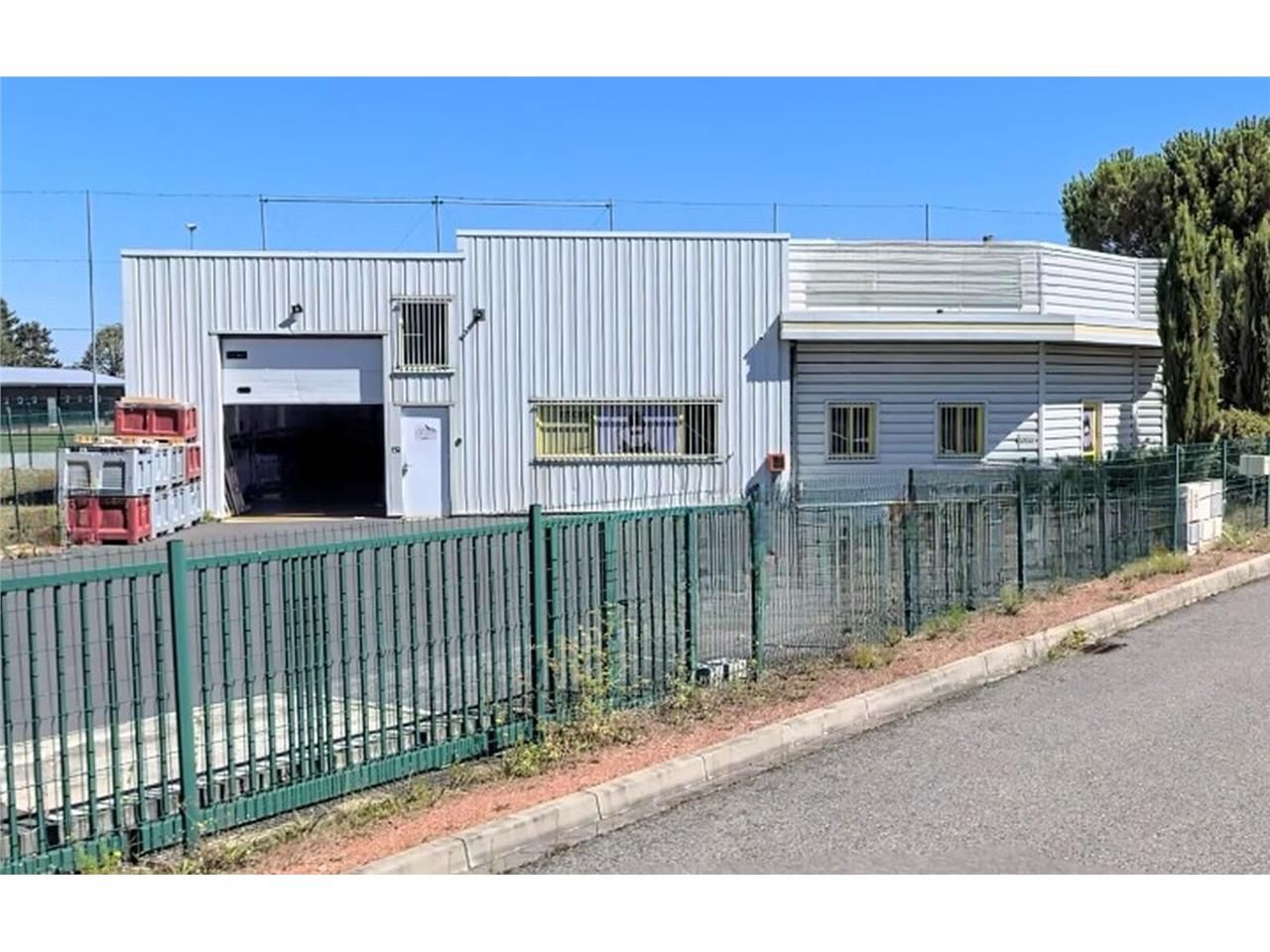 A LOUER : Local d'activité d'environ 400 m² sur 6