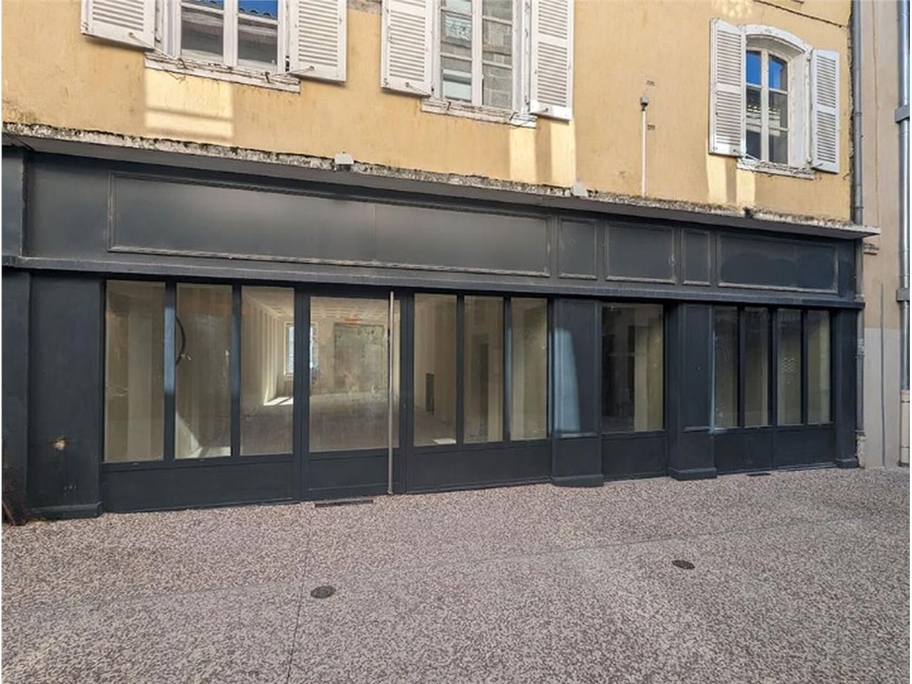 À VENDRE : 2 lots de commerces en rez-de-chaussée