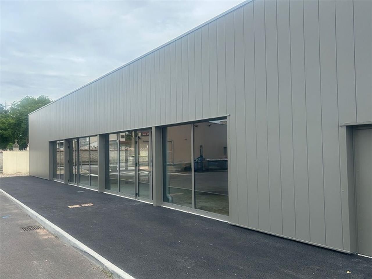 A LOUER : Locaux commerciaux idéalement situés en