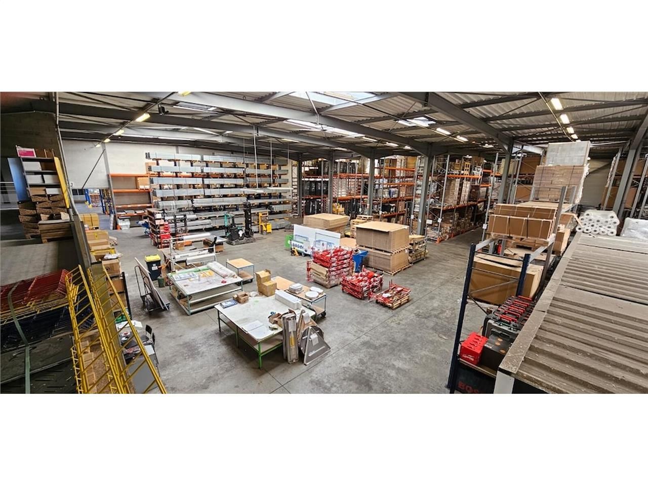 A LOUER : Bâtiment d'activité 5 200 m² indépendan