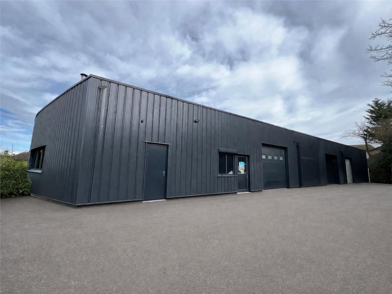 Situé en bordure de route passante. Possibilité d