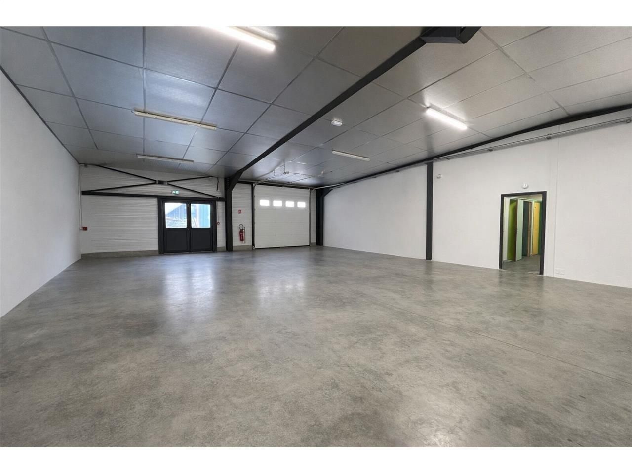 Situé en bordure de route passante. Possibilité d