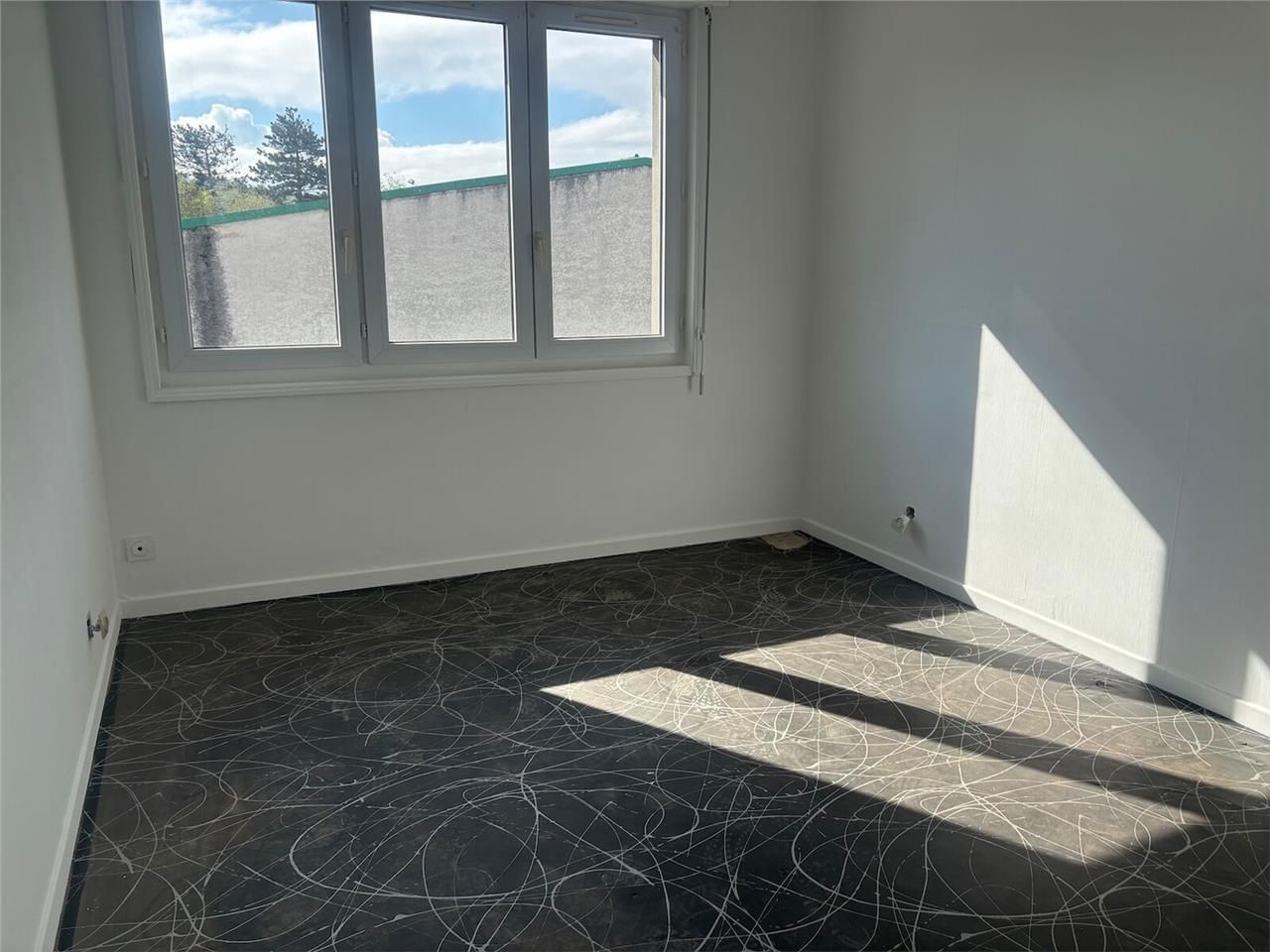 A LOUER Bureaux 120 m² situé au 1er étage, au sei